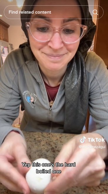 Trik mudah membedakan telur yang sudah direbus dan masih mentah tanpa memecah cangkangnya