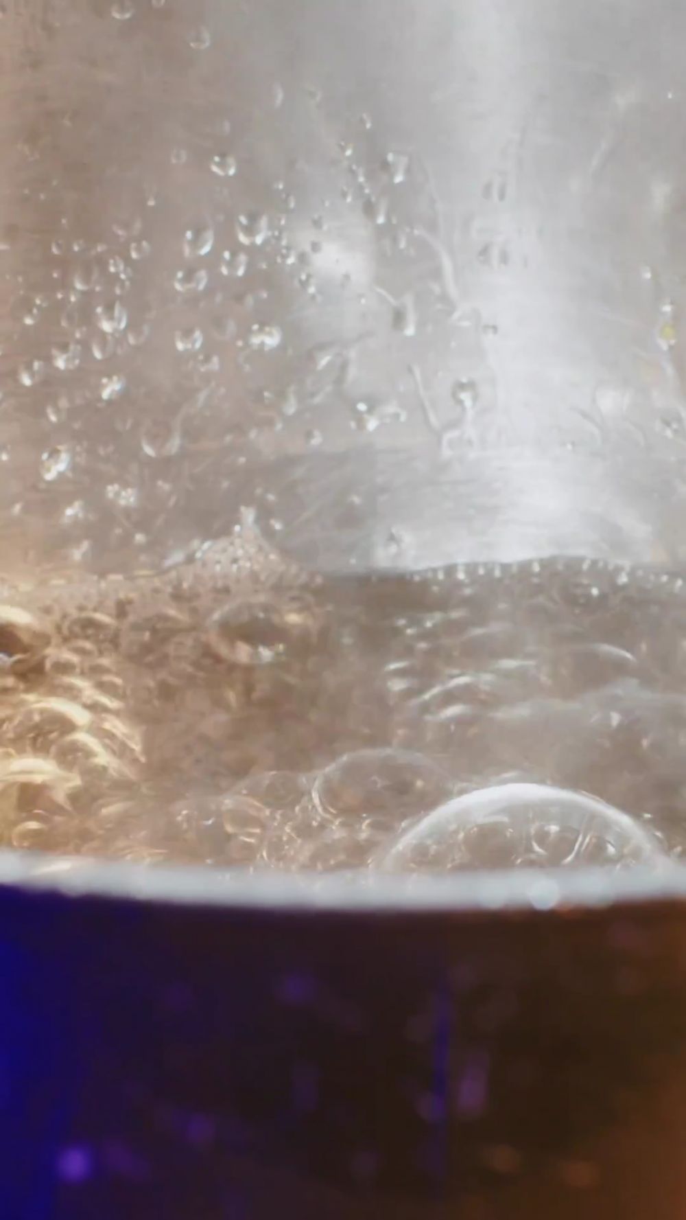 Nggak perlu dicuci, ini cara praktis membersihkan daging sapi dari pasar sebelum diolah