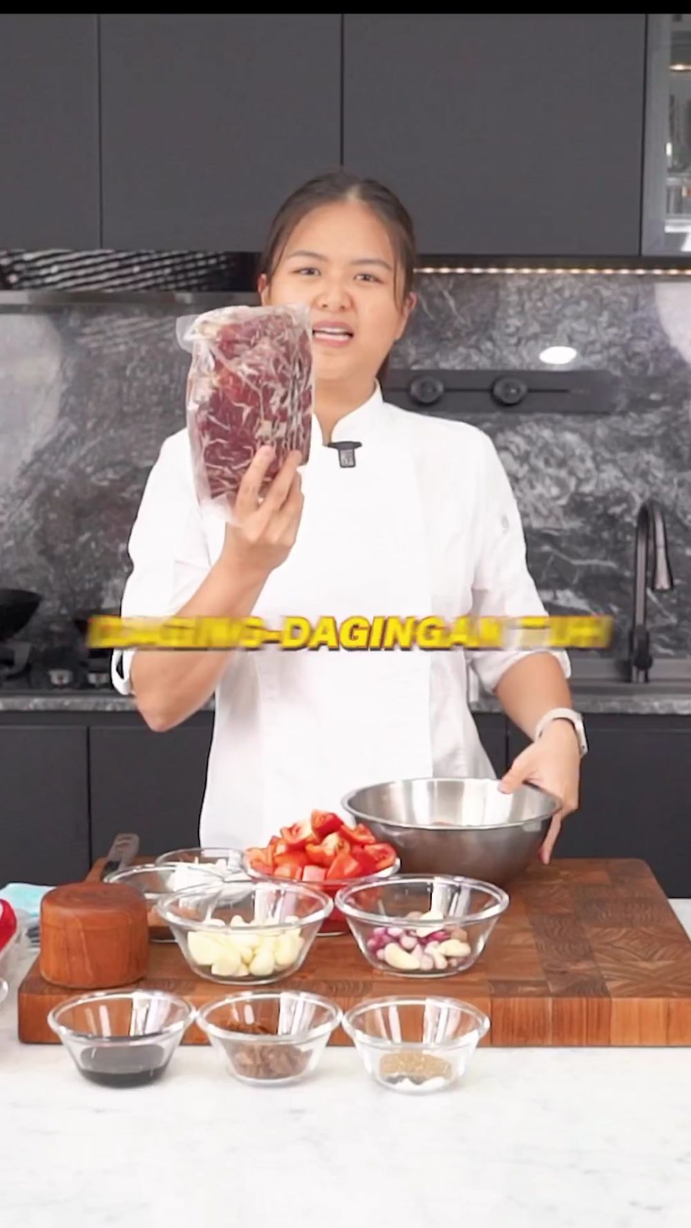 Nggak perlu dicuci, ini cara praktis membersihkan daging sapi dari pasar sebelum diolah