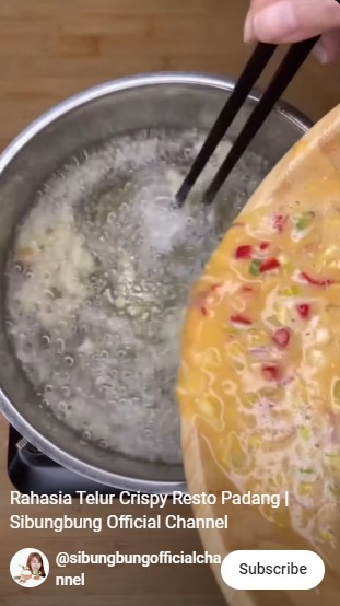 Bukan pakai tepung terigu, begini trik bikin telur dadar Padang yang keriting dan krispi