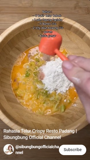 Bukan pakai tepung terigu, begini trik bikin telur dadar Padang yang keriting dan krispi