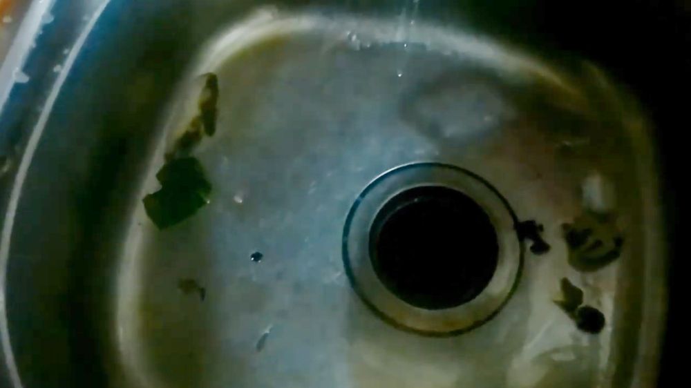 Cara mengatasi wastafel mampet tanpa soda api atau bahan kimia, cukup pakai 1 bahan