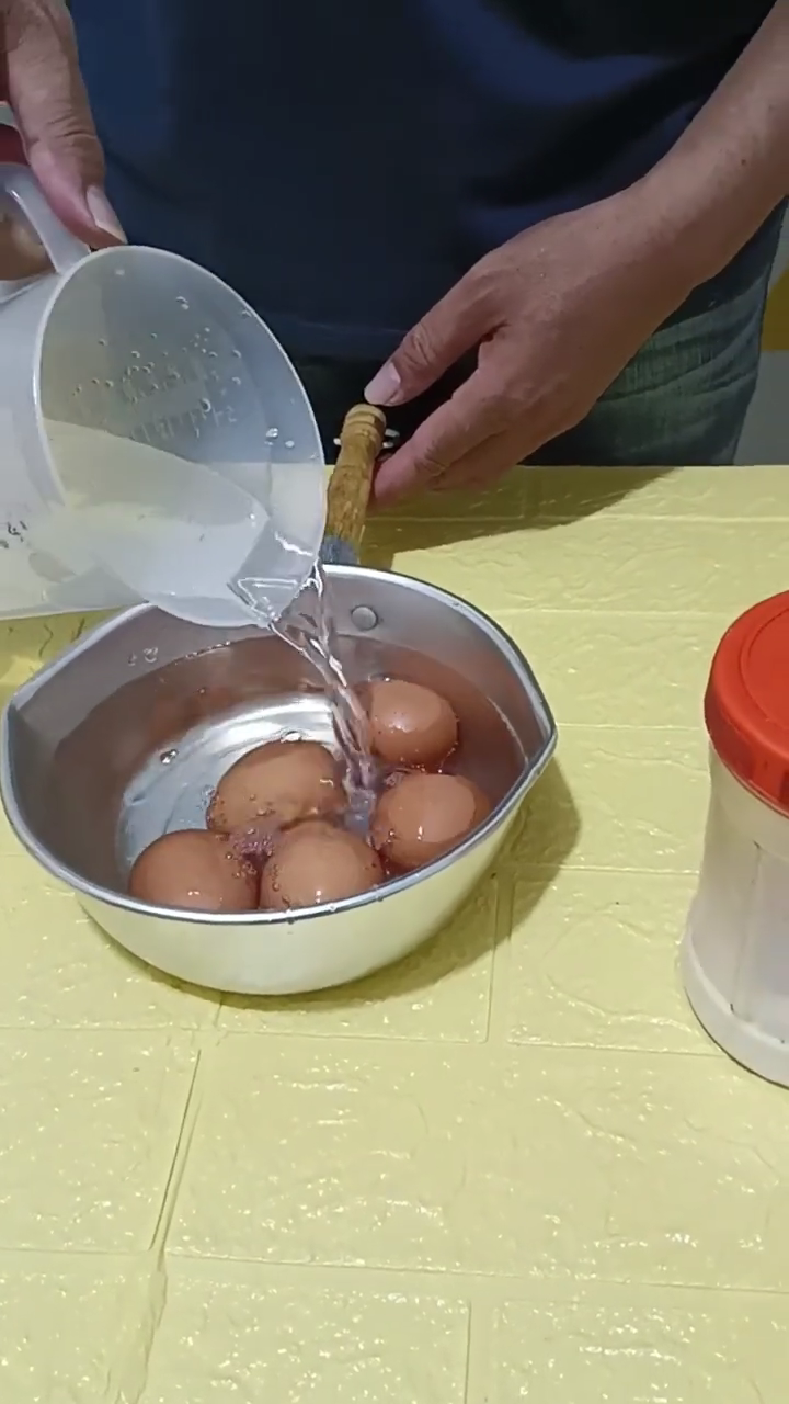 Bukan ditambah irisan lemon, ini trik merebus telur agar cangkangnya tidak pecah dan mudah dikupas