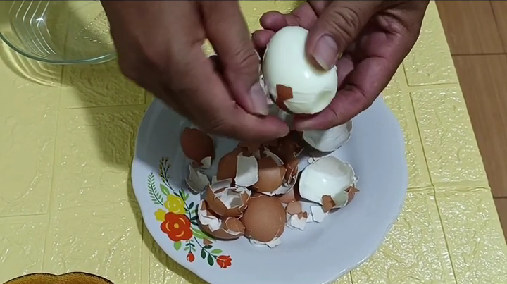 Bukan ditambah irisan lemon, ini trik merebus telur agar cangkangnya tidak pecah dan mudah dikupas
