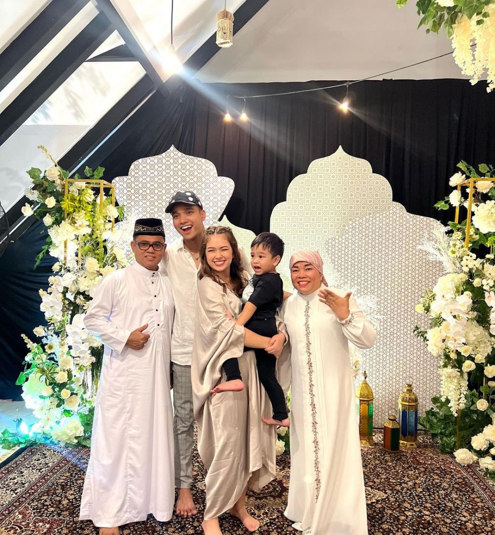 momen kebersamaan rebecca klopper dan keluarga fadly faisal © berbagai sumber