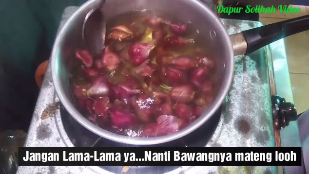 Mudah dan nggak bikin mata pedih, ini trik praktis mengupas bawang merah cuma pakai 1 bahan