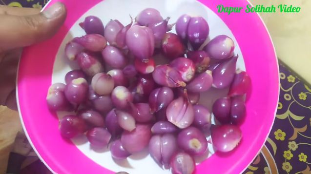 Mudah dan nggak bikin mata pedih, ini trik praktis mengupas bawang merah cuma pakai 1 bahan
