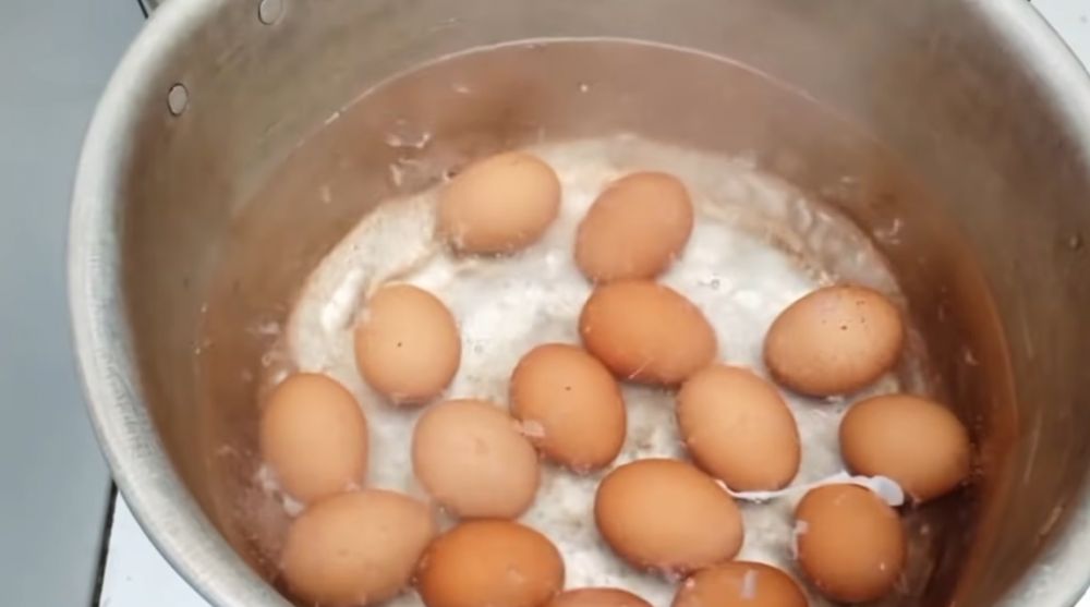 Trik merebus telur jumlah banyak agar mudah dikupas dan kuningnya di tengah, ampuh tanpa garam