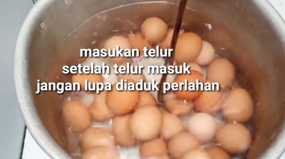 Trik merebus telur jumlah banyak agar mudah dikupas dan kuningnya di tengah, ampuh tanpa garam