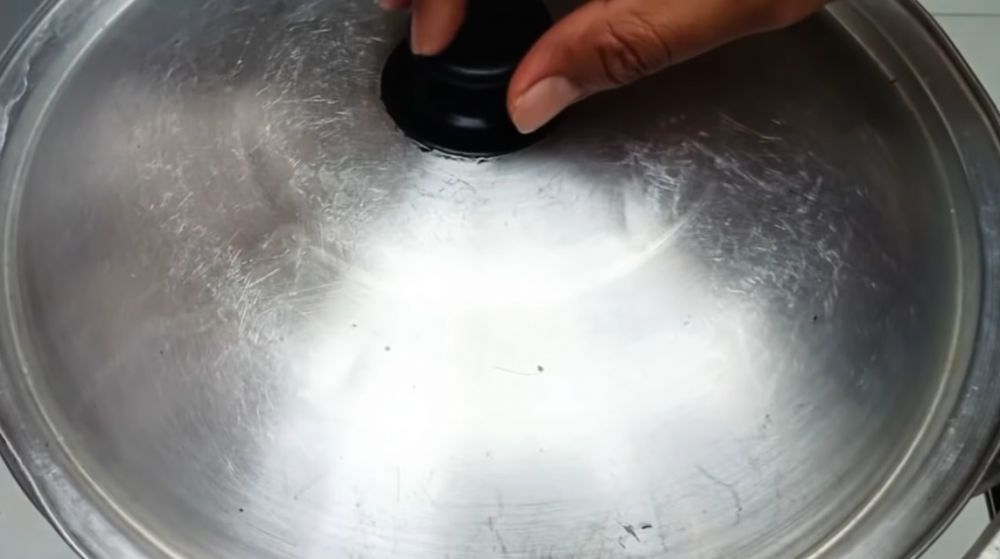 Trik merebus telur jumlah banyak agar mudah dikupas dan kuningnya di tengah, ampuh tanpa garam