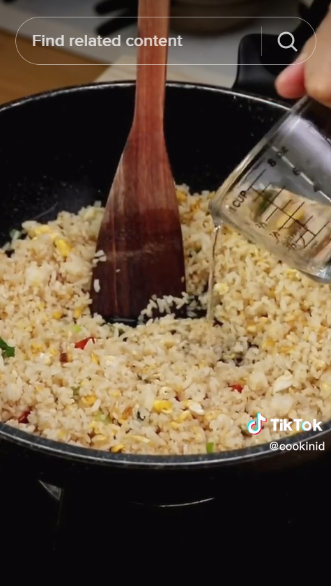 Bukan diaduk terus, begini trik mengatasi nasi goreng yang asinnya tidak merata