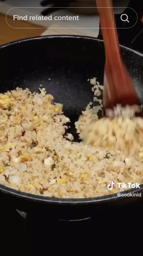 Bukan diaduk terus, begini trik mengatasi nasi goreng yang asinnya tidak merata