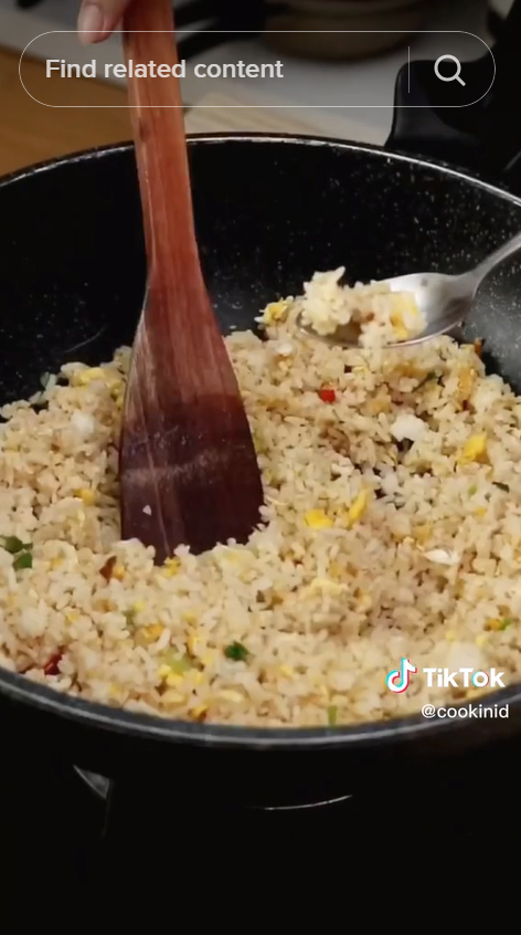 Bukan diaduk terus, begini trik mengatasi nasi goreng yang asinnya tidak merata