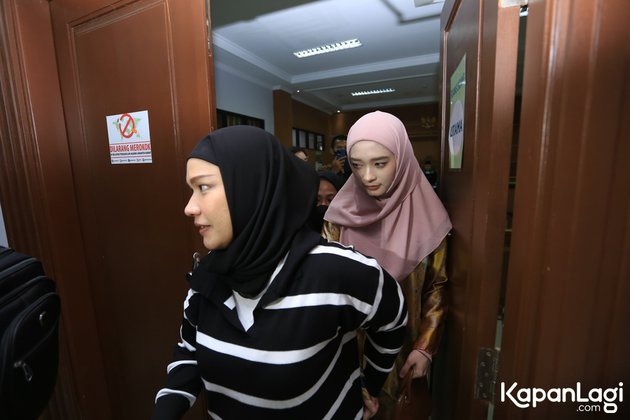 inara rusli di sidang mediasi © berbagai sumber