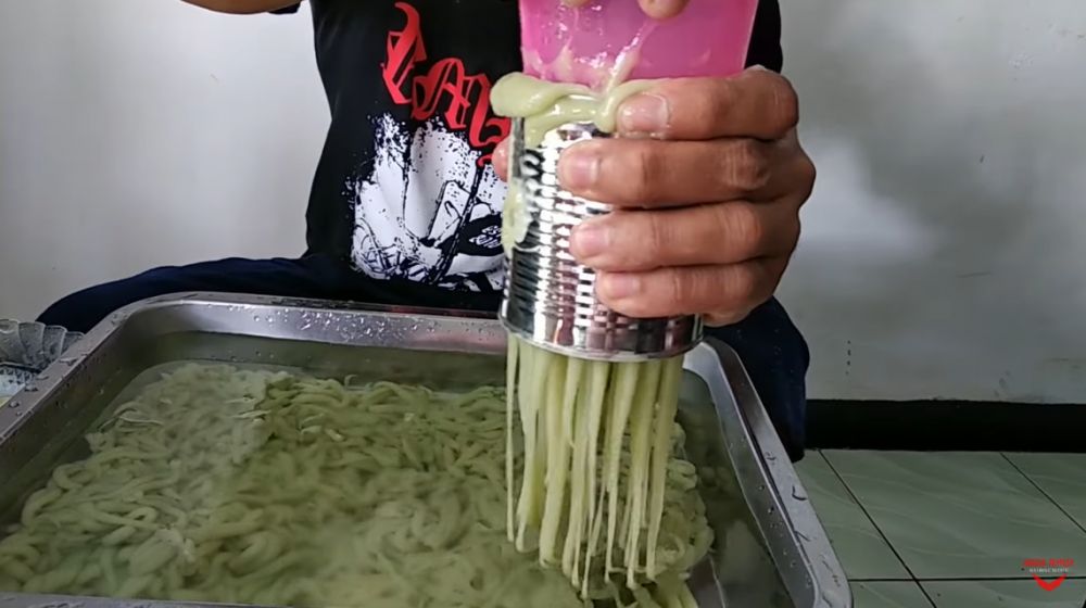 Bermodal kaleng bekas, ini cara membuat cetakan cendol menggunakan 3 alat sederhana