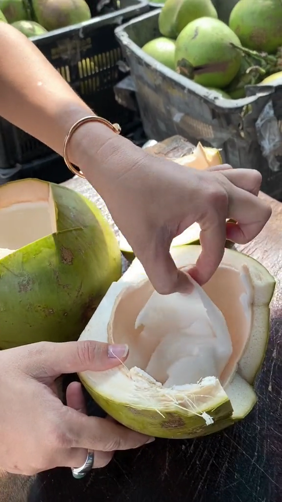 Tanpa perlu dibuka, ini trik mudah memilih kelapa muda yang airnya segar, banyak, dan super manis