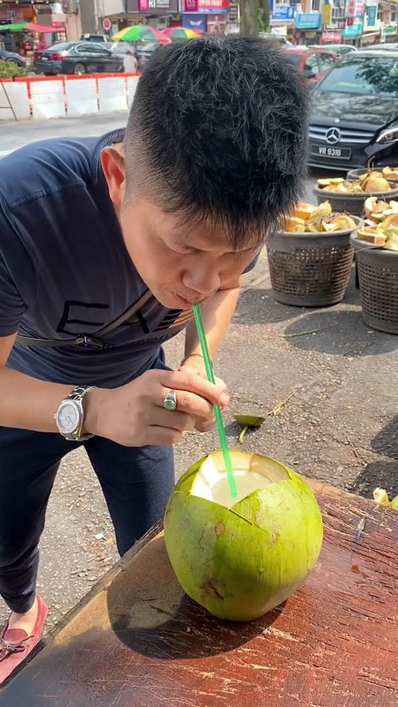 Tanpa perlu dibuka, ini trik mudah memilih kelapa muda yang airnya segar, banyak, dan super manis