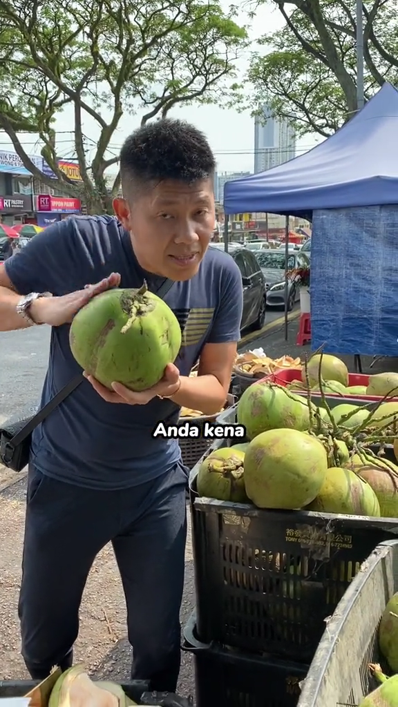 Tanpa perlu dibuka, ini trik mudah memilih kelapa muda yang airnya segar, banyak, dan super manis