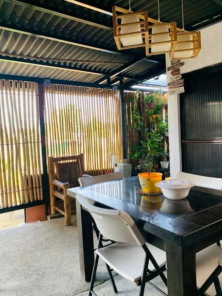 rumah bambu bernuansa tropis © Facebook