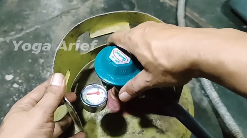 Bukan karet gelang atau potongan ban, ini cara mengganti seal tabung gas yang longgar pakai 1 alat