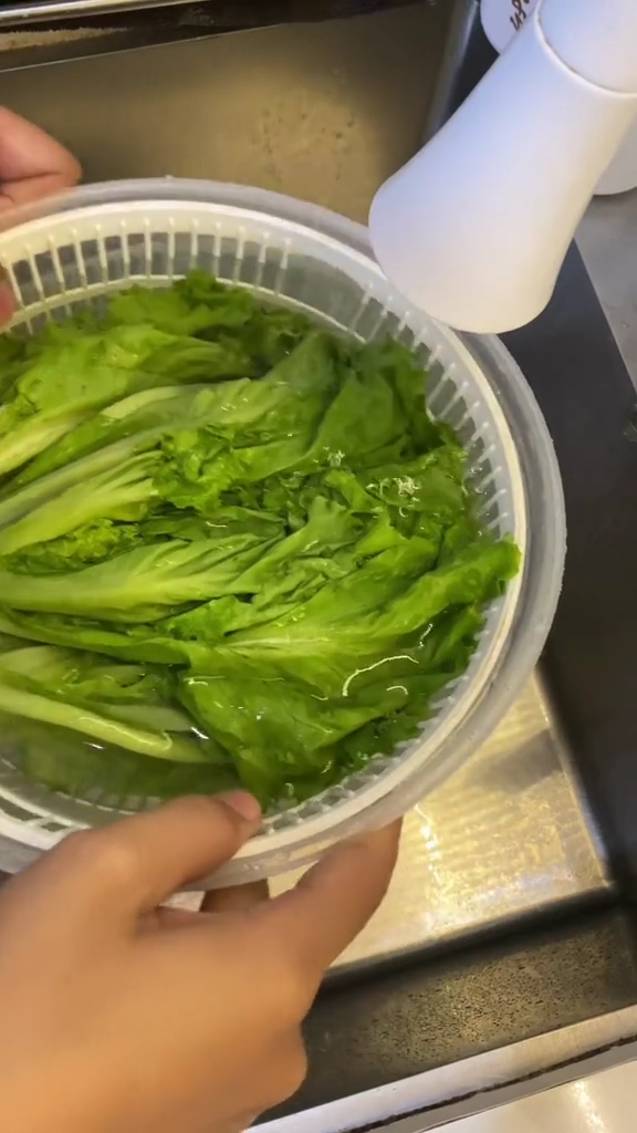 Bukan direndam air es, ini cara praktis mengembalikan selada layu agar segar kembali