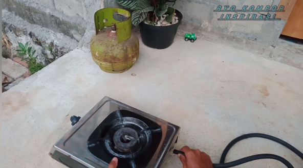 Nggak perlu dipotong, ini trik memasukkan selang gas yang sempit ke pipa kompor