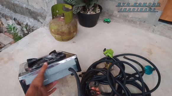 Nggak perlu dipotong, ini trik memasukkan selang gas yang sempit ke pipa kompor