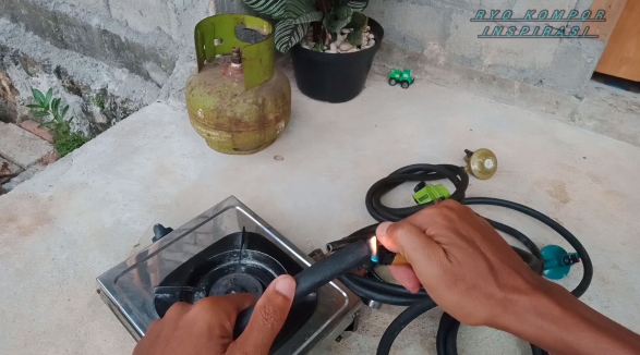 Nggak perlu dipotong, ini trik memasukkan selang gas yang sempit ke pipa kompor