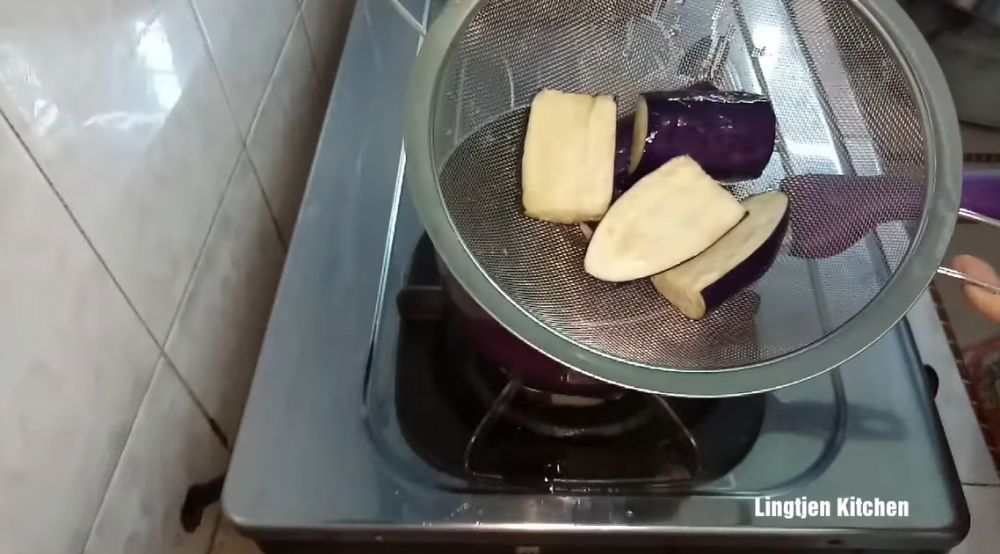 Trik goreng terong agar warnanya tidak menghitam dan tetap ungu cerah, pakai 2 bahan dapur