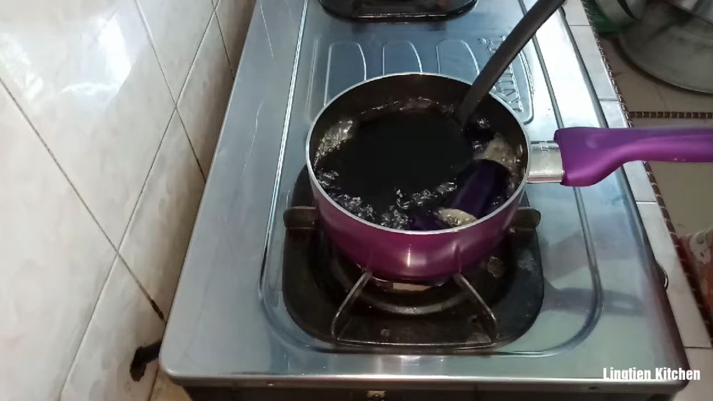 Trik goreng terong agar warnanya tidak menghitam dan tetap ungu cerah, pakai 2 bahan dapur