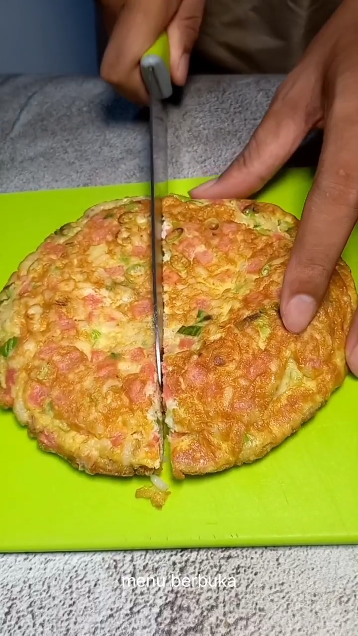 Bukan ditambah tepung terigu, ini trik bikin telur dadar agar lebih tebal dan tidak kempis