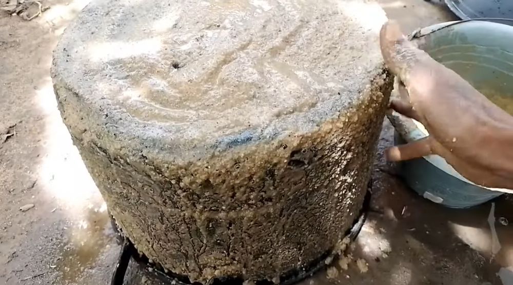 Pakai tambahan 1 bahan dapur, ini cara membersihkan pantat wajan yang hitam tanpa sitrun dan soda api