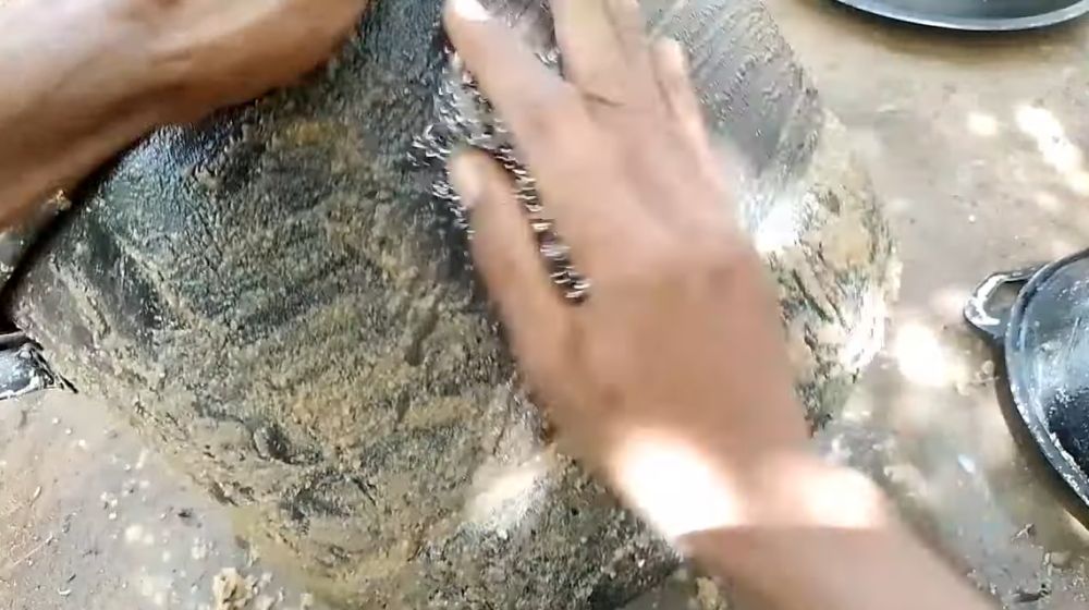 Pakai tambahan 1 bahan dapur, ini cara membersihkan pantat wajan yang hitam tanpa sitrun dan soda api