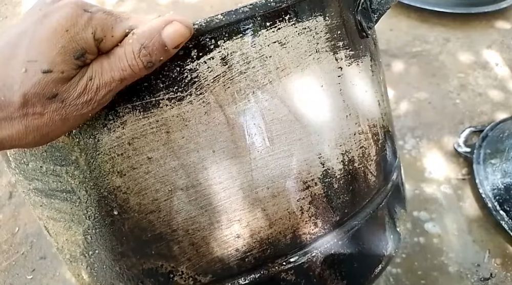 Pakai tambahan 1 bahan dapur, ini cara membersihkan pantat wajan yang hitam tanpa sitrun dan soda api