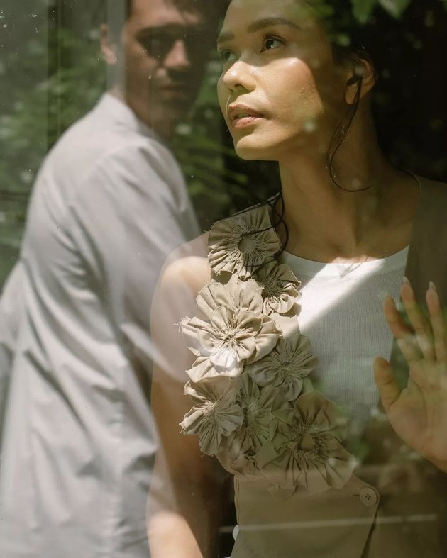 potret kebersamaan adinia wirasti & michael wahr © berbagai sumber