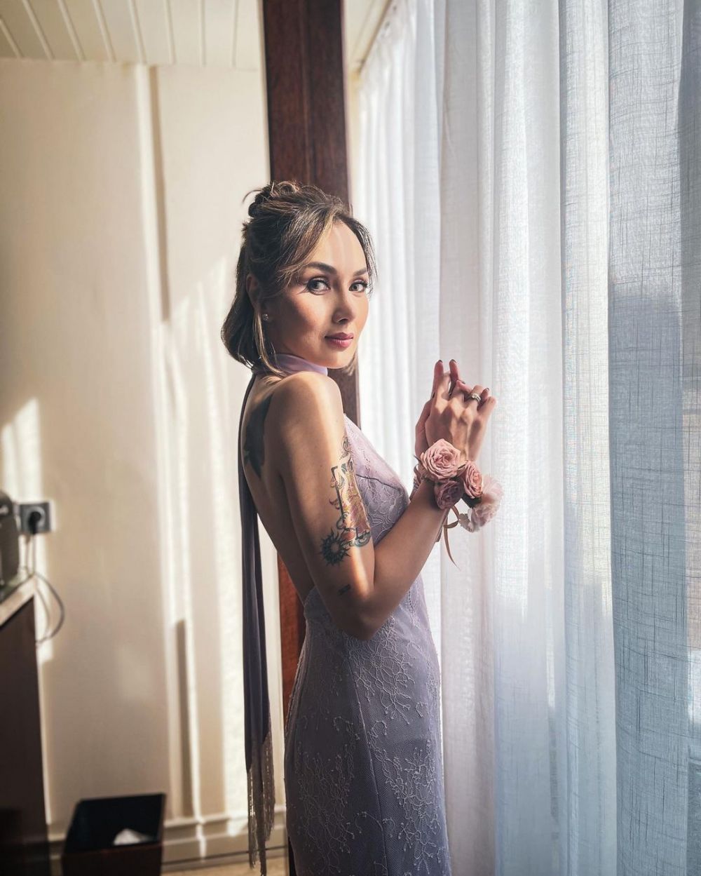 pesona sara wijayanto di nikahan adinia wirasti © berbagai sumber