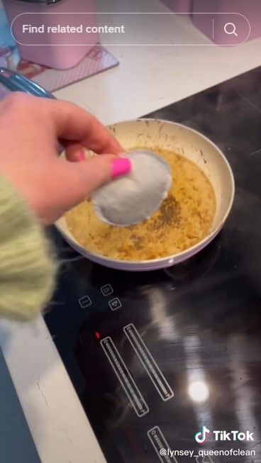 Tanpa digosok spons, ini cara mudah bersihkan noda kerak membandel di panci pakai 2 bahan