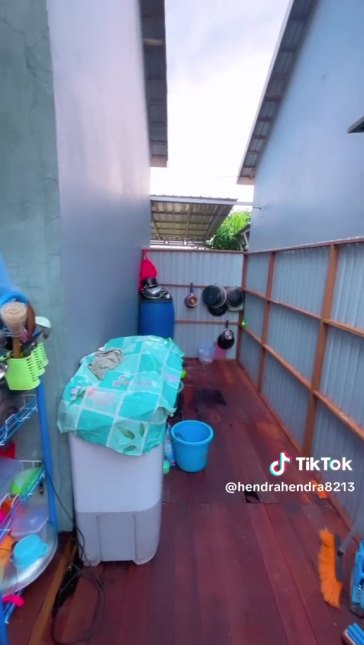 dapur berdindin seng © TikTok