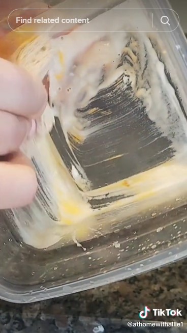 Tak perlu pakai tisu, begini cara mudah hilangkan noda saus di toples plastik