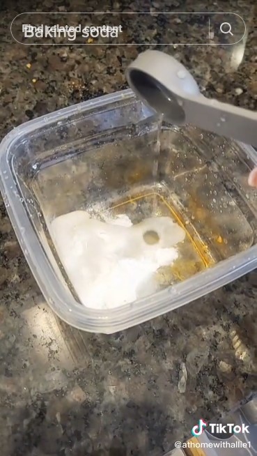 Tak perlu pakai tisu, begini cara mudah hilangkan noda saus di toples plastik