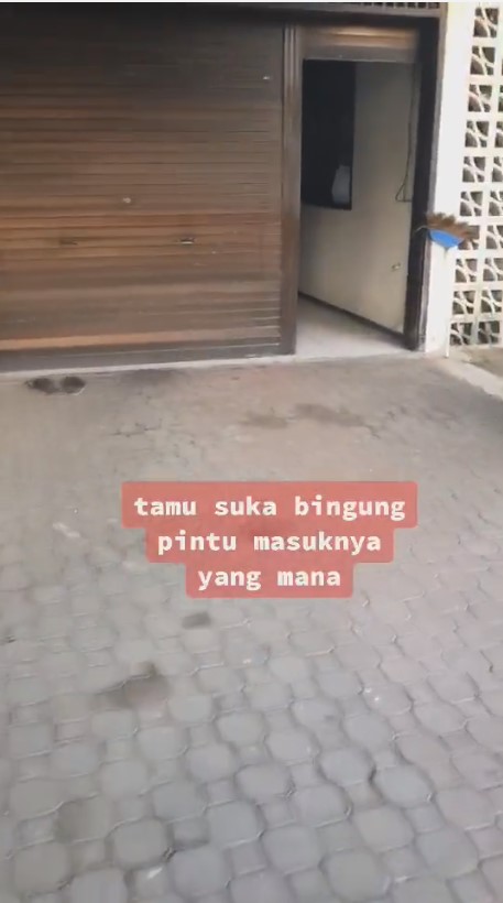 rumah mertua penataan pintu depannya bikin bingung © TikTok/@ini_ibu_budi_