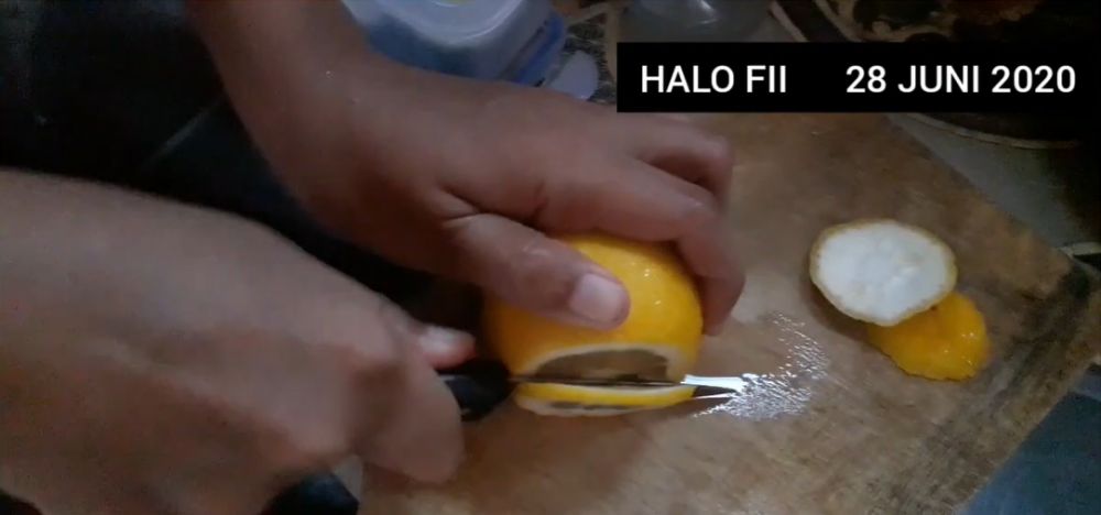 Trik ampuh menghilangkan rasa pahit lemon untuk infused water, tak perlu diremas garam