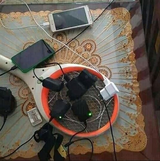 potret kocak cara orang ngecas hp Berbagai sumber