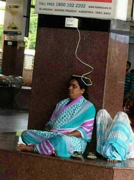 potret kocak cara orang ngecas hp Berbagai sumber