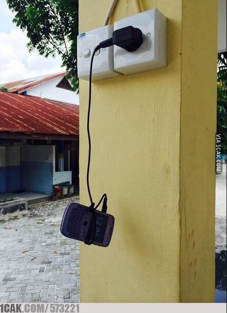 potret kocak cara orang ngecas hp Berbagai sumber