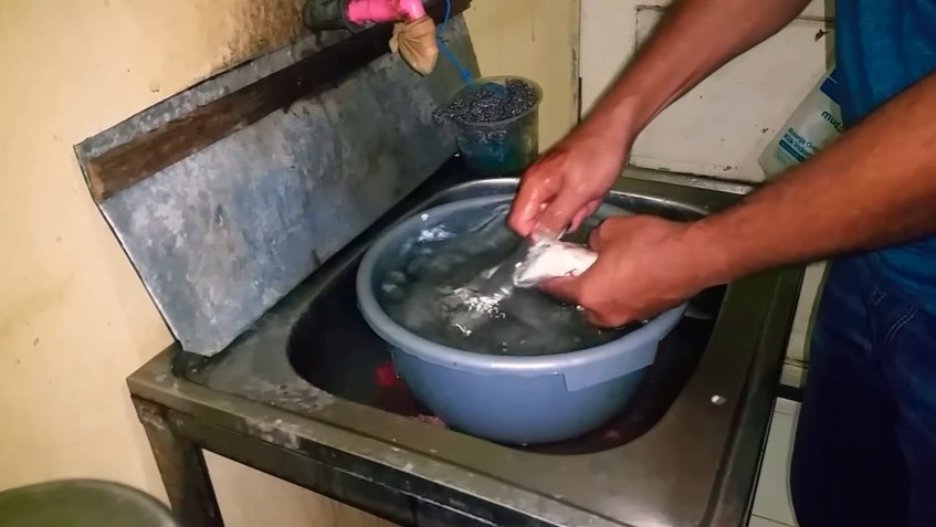 Cara membersihkan sisik ikan bandeng agar tak bikin kotor dapur dan wastafel mampet