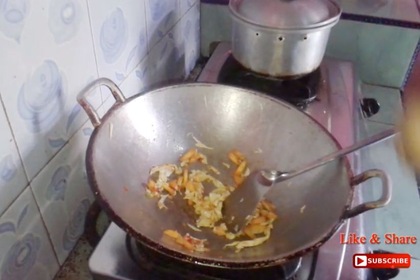 Tambahkan 2 jenis sayur, ini trik bikin nasi goreng yang enak, kering, dan tak menyerap banyak minyak