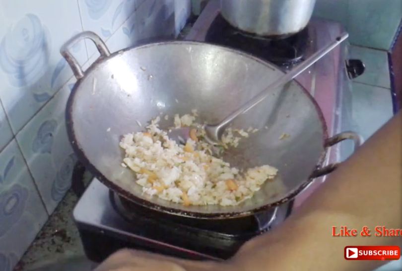 Tambahkan 2 jenis sayur, ini trik bikin nasi goreng yang enak, kering, dan tak menyerap banyak minyak