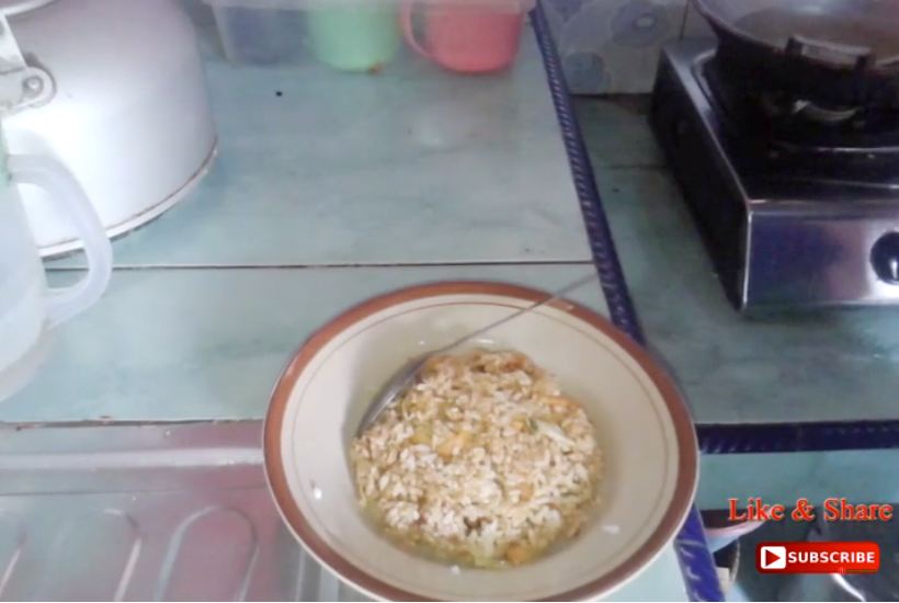 Tambahkan 2 jenis sayur, ini trik bikin nasi goreng yang enak, kering, dan tak menyerap banyak minyak