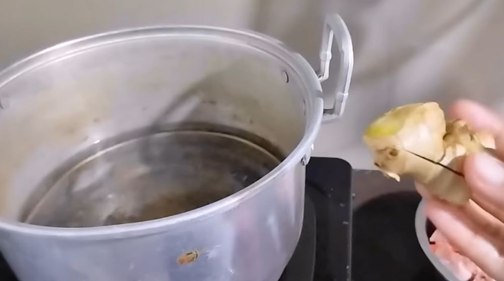 Cukup 12 menit, begini trik merebus ayam merah agar empuk pakai 2 bumbu dapur